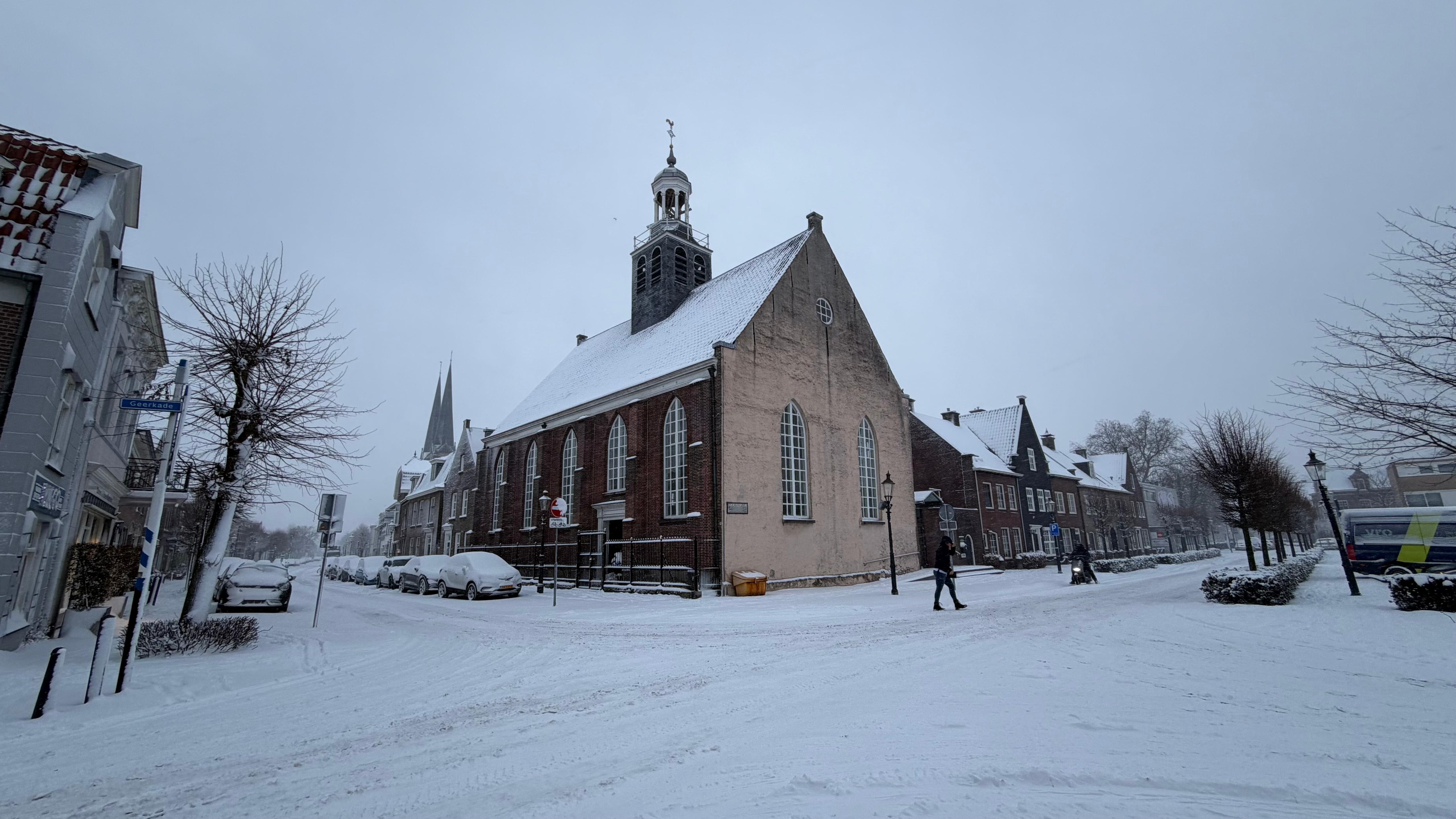 Het Trouwkerkje op de Leur met sneeuw.