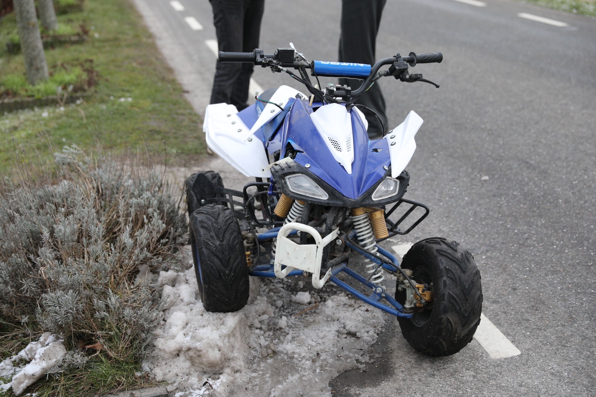 Jongen op quad botst tegen boom en raakt gewond