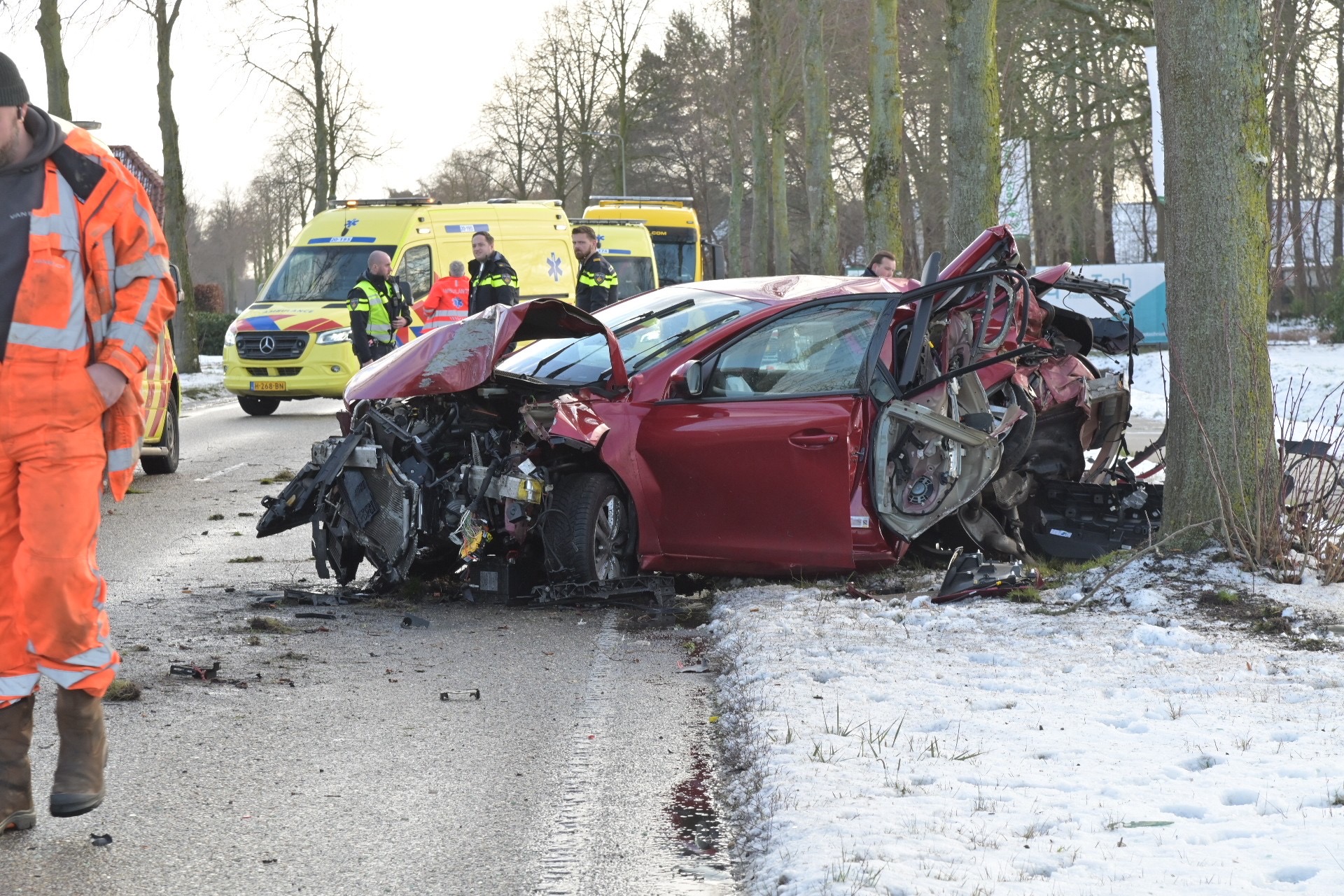 Grote ravage na eenzijdig ongeval met auto in Zundert, inzittenden naar het ziekenhuis