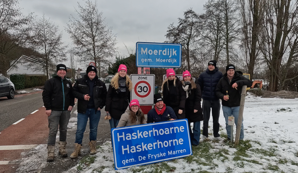 Moerdijkse plaatsnaamborden weer terug op eigen plek: ‘Positieve steun’