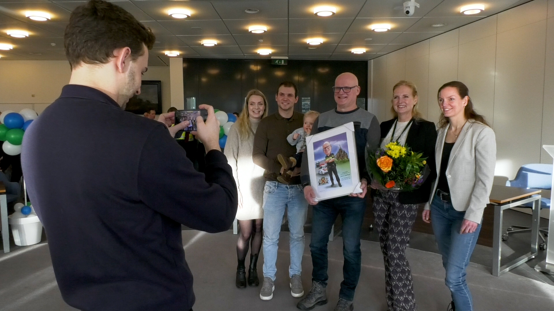 Na het afscheid gaat Jack op de foto met zijn familie.