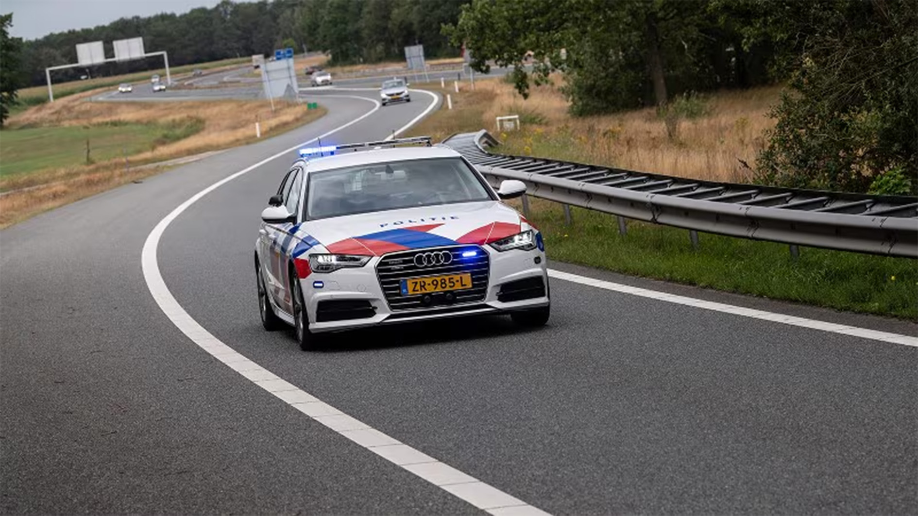 Politie houdt man aan na chaotische achtervolging: verdachte steelt ANWB- en politieauto