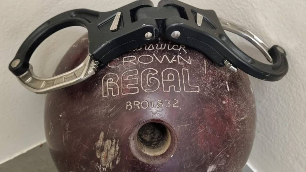 Man probeert deur van slijterij te forceren met bowlingbal