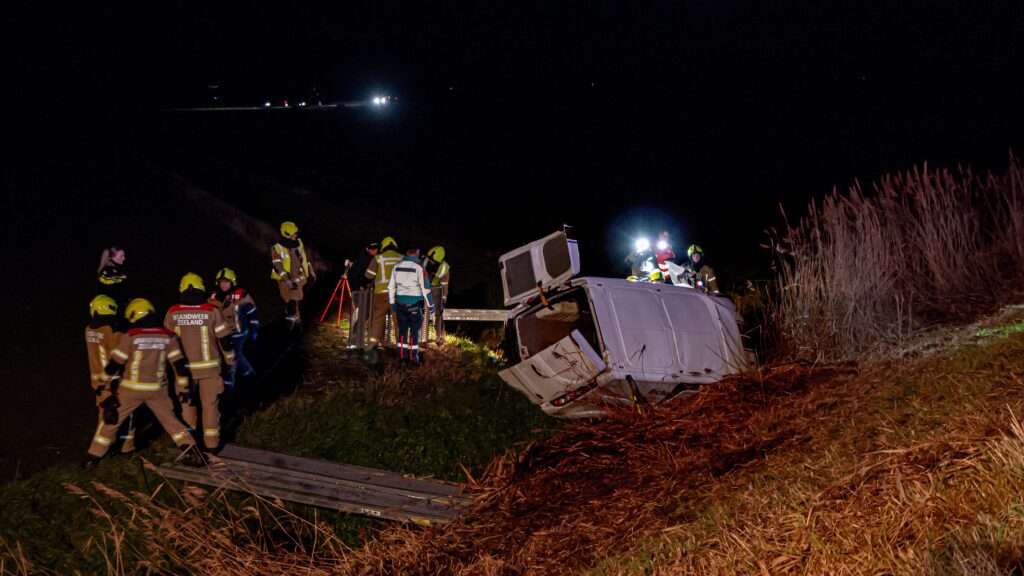Bestelbus rijdt van dijk in Scherpenisse