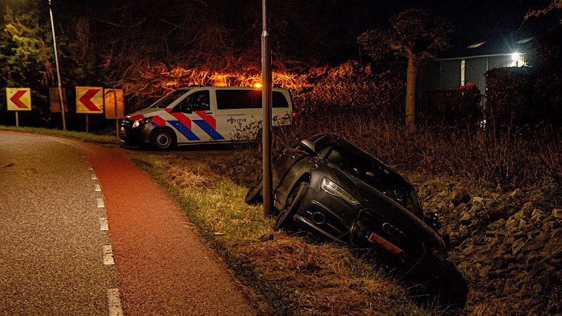 Auto belandt in sloot langs Moerstraatseweg maar bestuurder is spoorloos