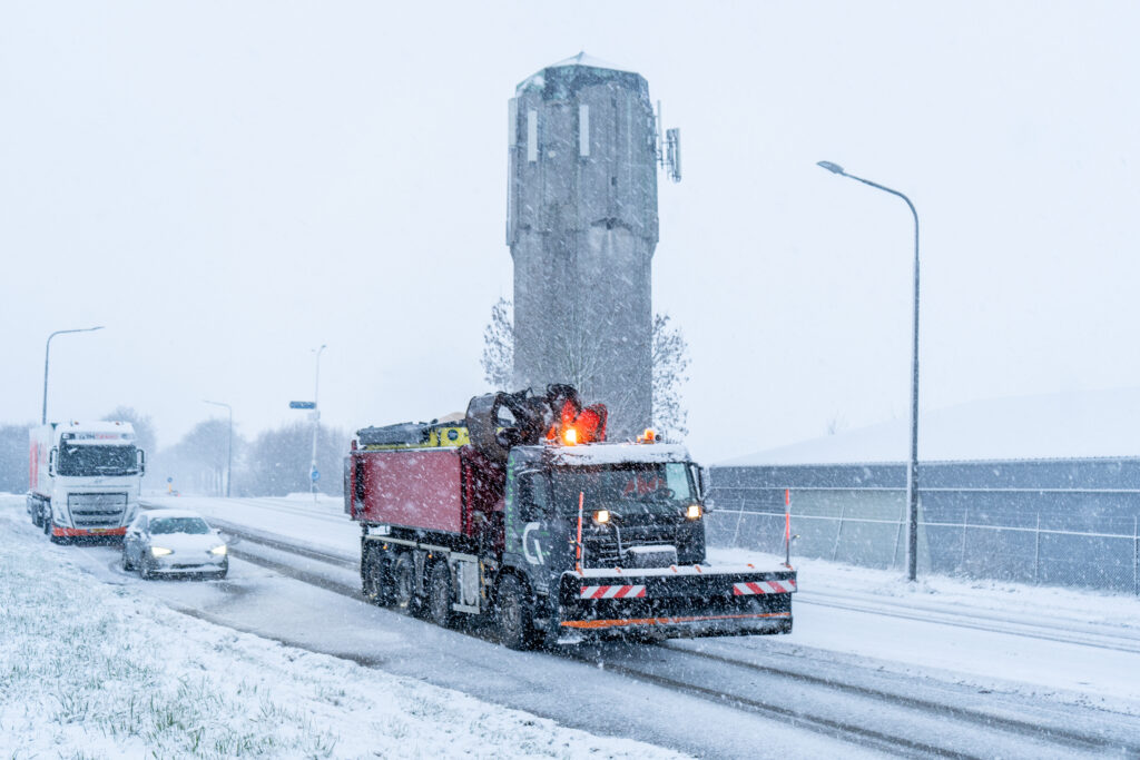 Sneeuwval in Sint Philipsland: gladheidsbestrijders druk bezig om wegen sneeuwvrij te maken
