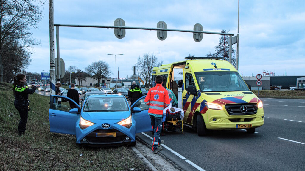 Gewonde bij kop-staartbotsing op Randweg-West in Bergen op Zoom