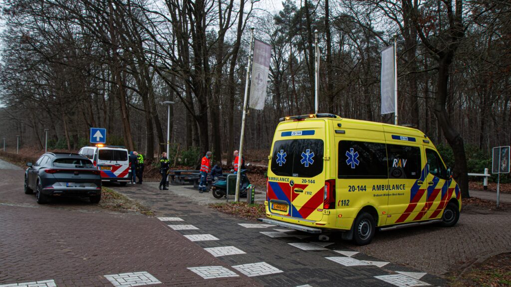 Scooterrijder gewond bij aanrijding in Hoogerheide. Scooterrijder gewond bij aanrijding in Hoogerheide.