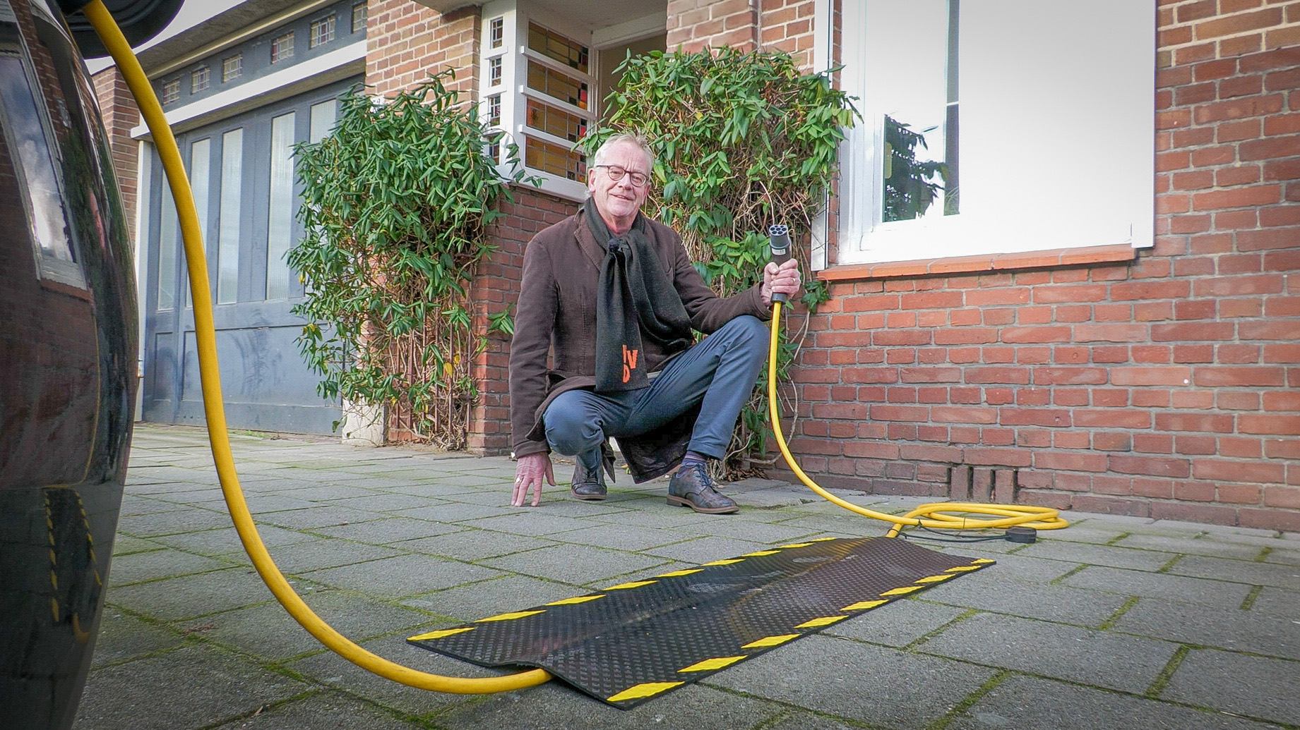 Kabelmat voorkomt struikelgevaar bij laden elektrische auto in Bergen op Zoom