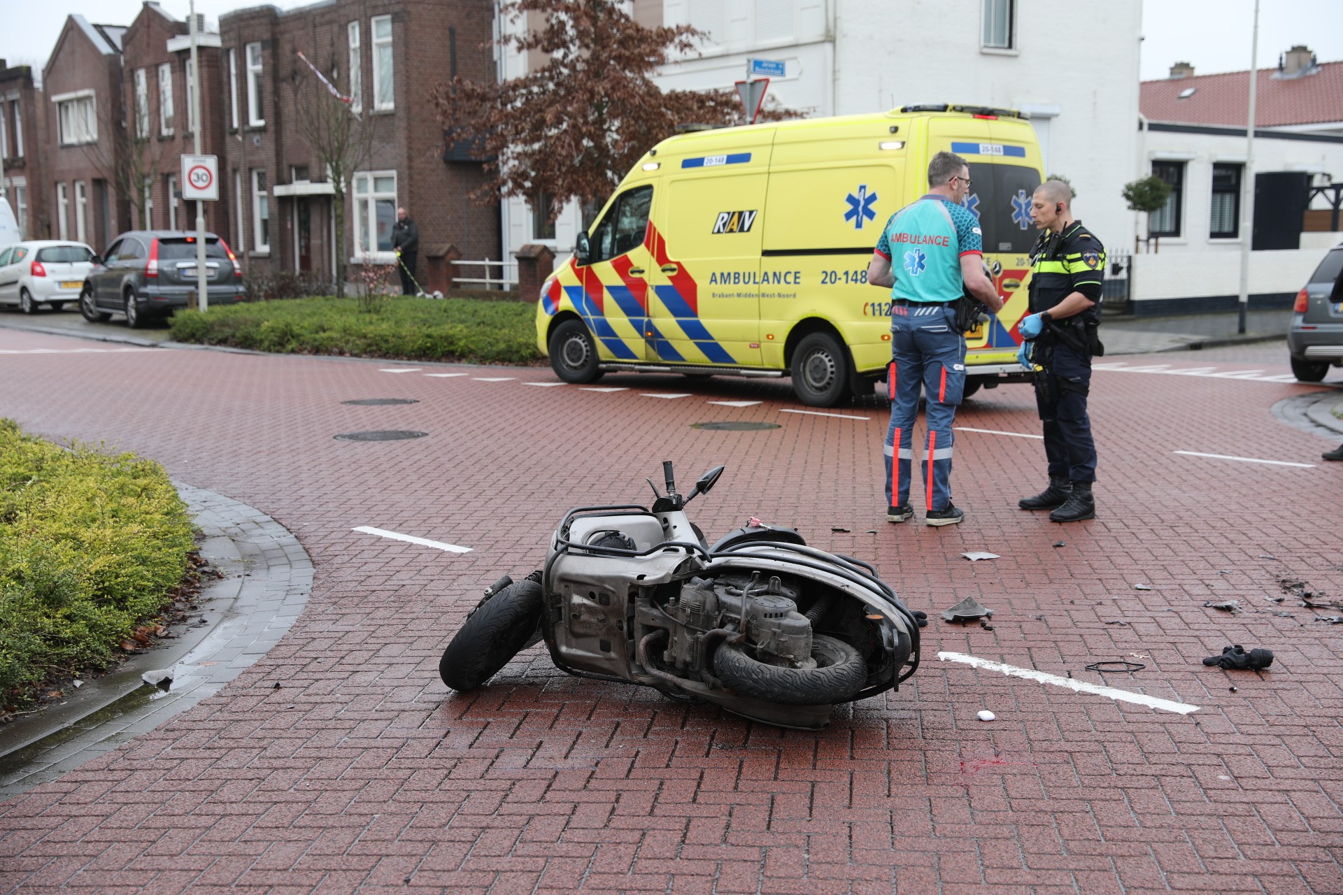 Botsing tussen scooter en auto: één zwaargewonde.