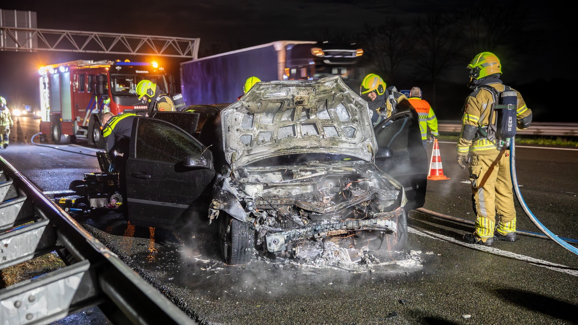 Auto brandt volledig uit na kop-staartbotsing op de A58