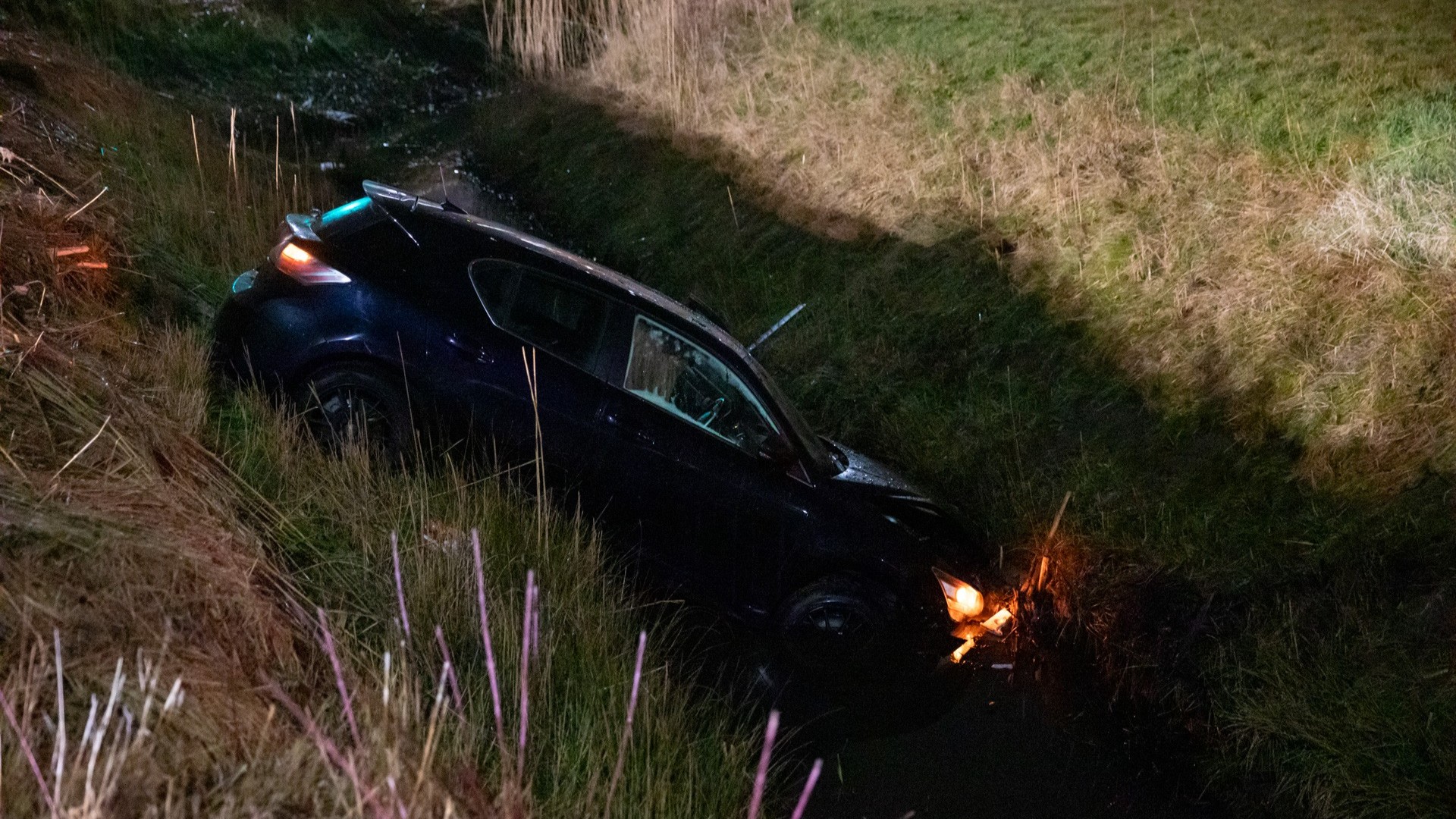 Automobilist belandt in sloot na rit over rotonde in Klundert
