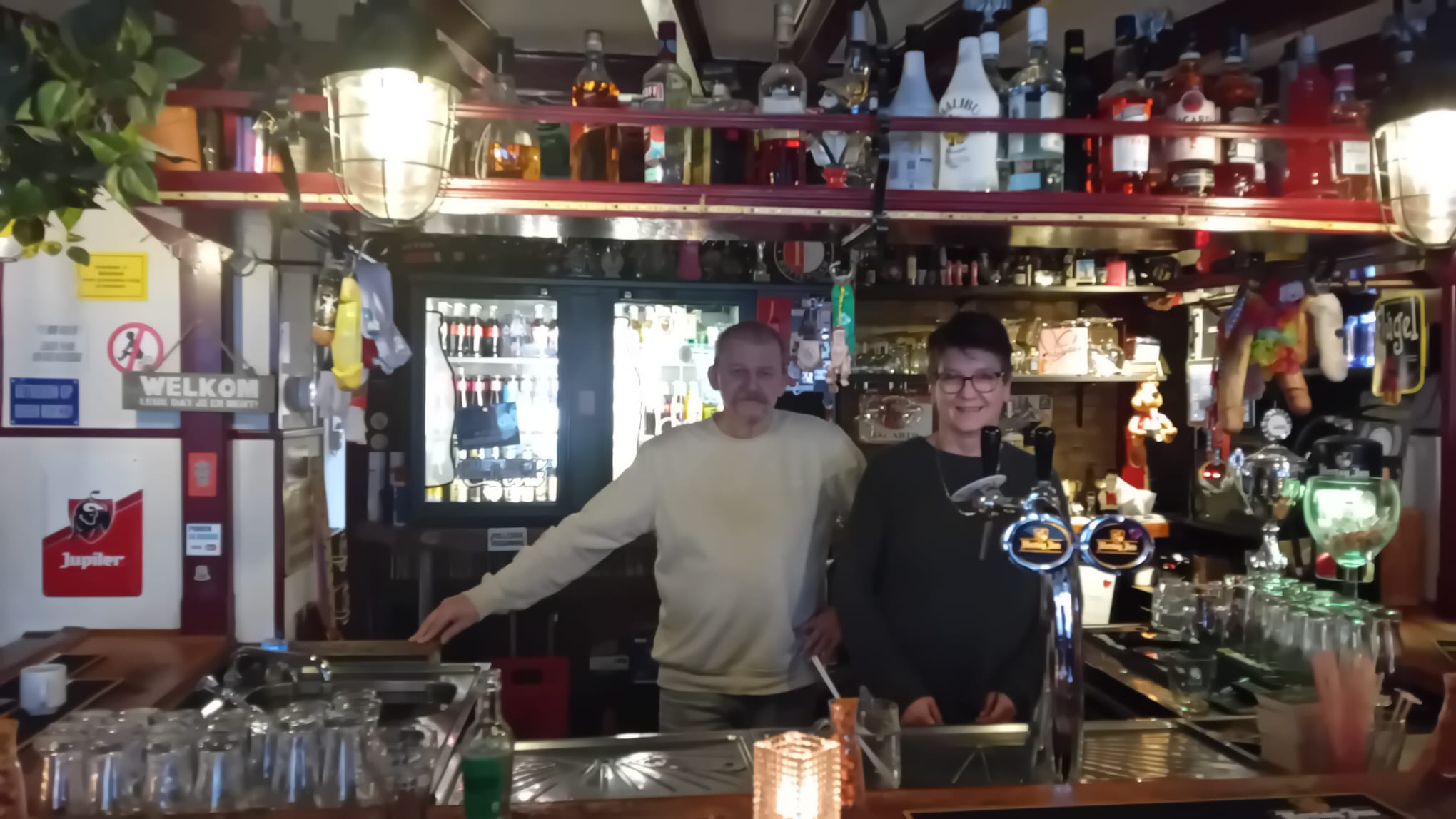 ’t Cafeetje in Dinteloord, een bruine kroeg met luisterend oor en platte humor