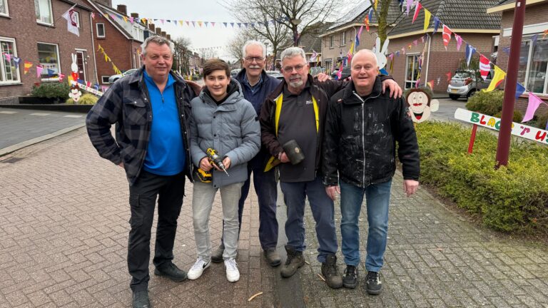 Een straat vol ‘knijne’: Van Oosterhoutstraat in Rijsbergen omgetoverd tot feestweg