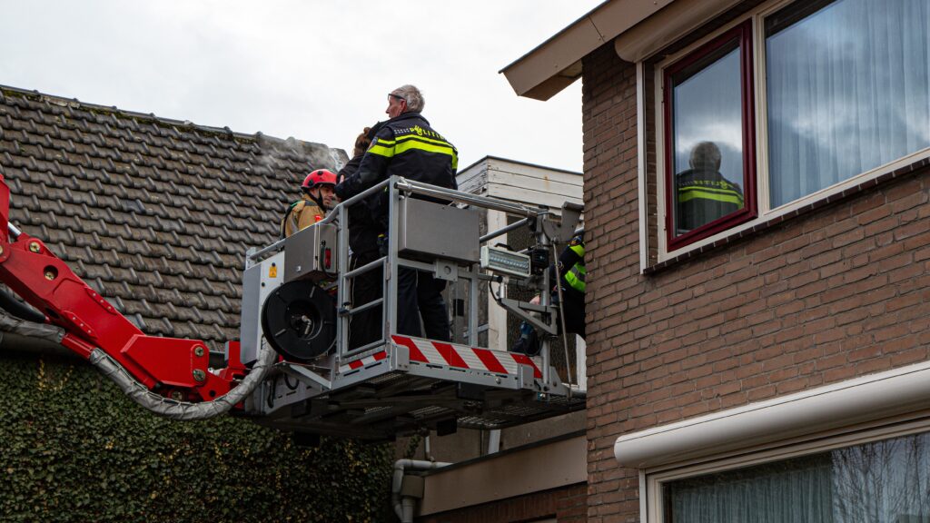 Vrouw met katapult van dak gehaald na urenlange inzet in Roosendaal