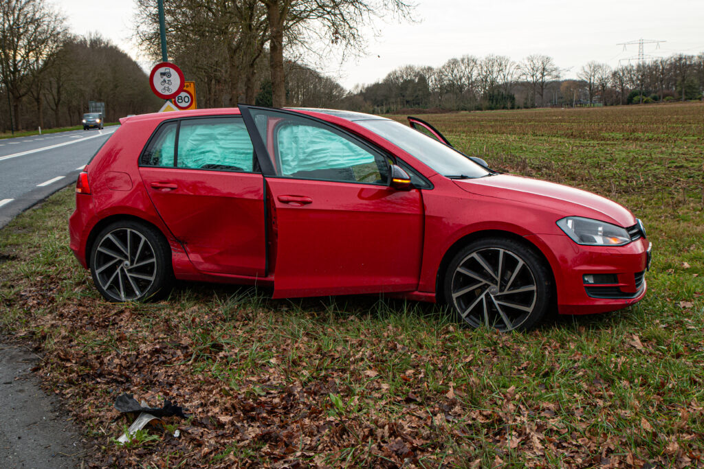 Botsing met twee auto’s in Lepelstraat, brandweer schiet te hulp