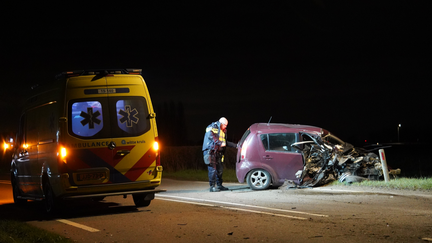 Weg naar Tholen tijdelijk dicht na botsing tegen boom in Nieuw-Vossemeer