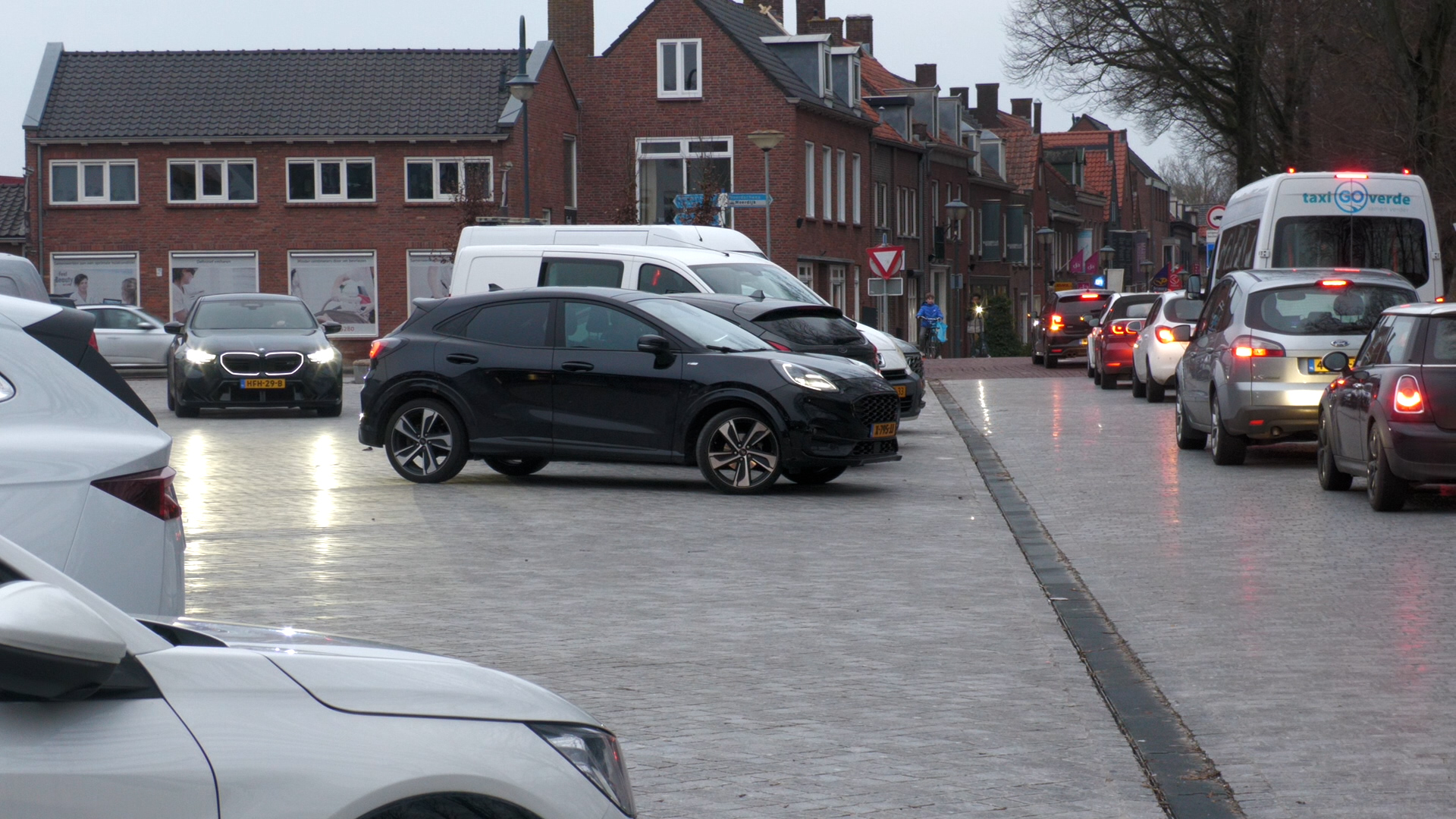 Frustratie bij ondernemers en bewoners over onduidelijke parkeervakken Klundert