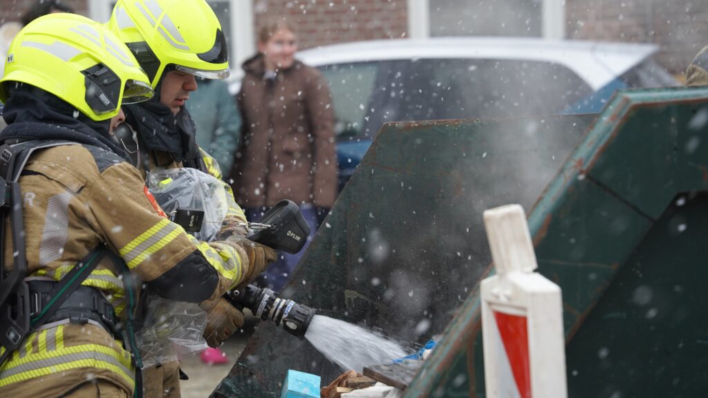 Brandweer voorkomt erger bij containerbrand in Oud-Vossemeer