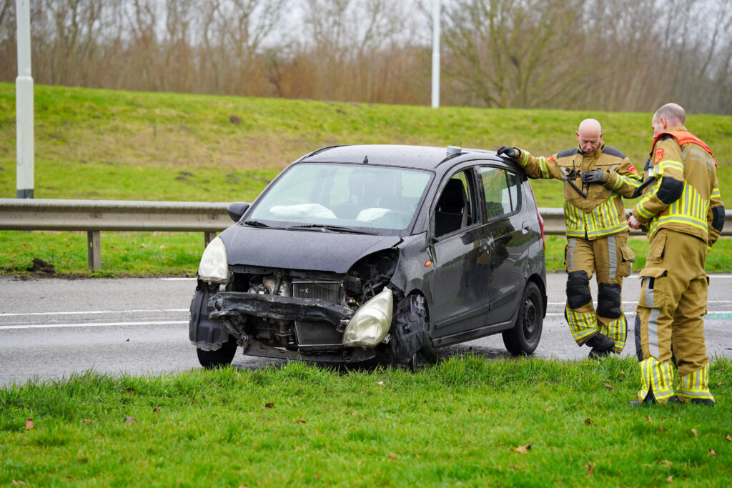 Ongeval op Zuidelijke Randweg, forse schade aan auto.