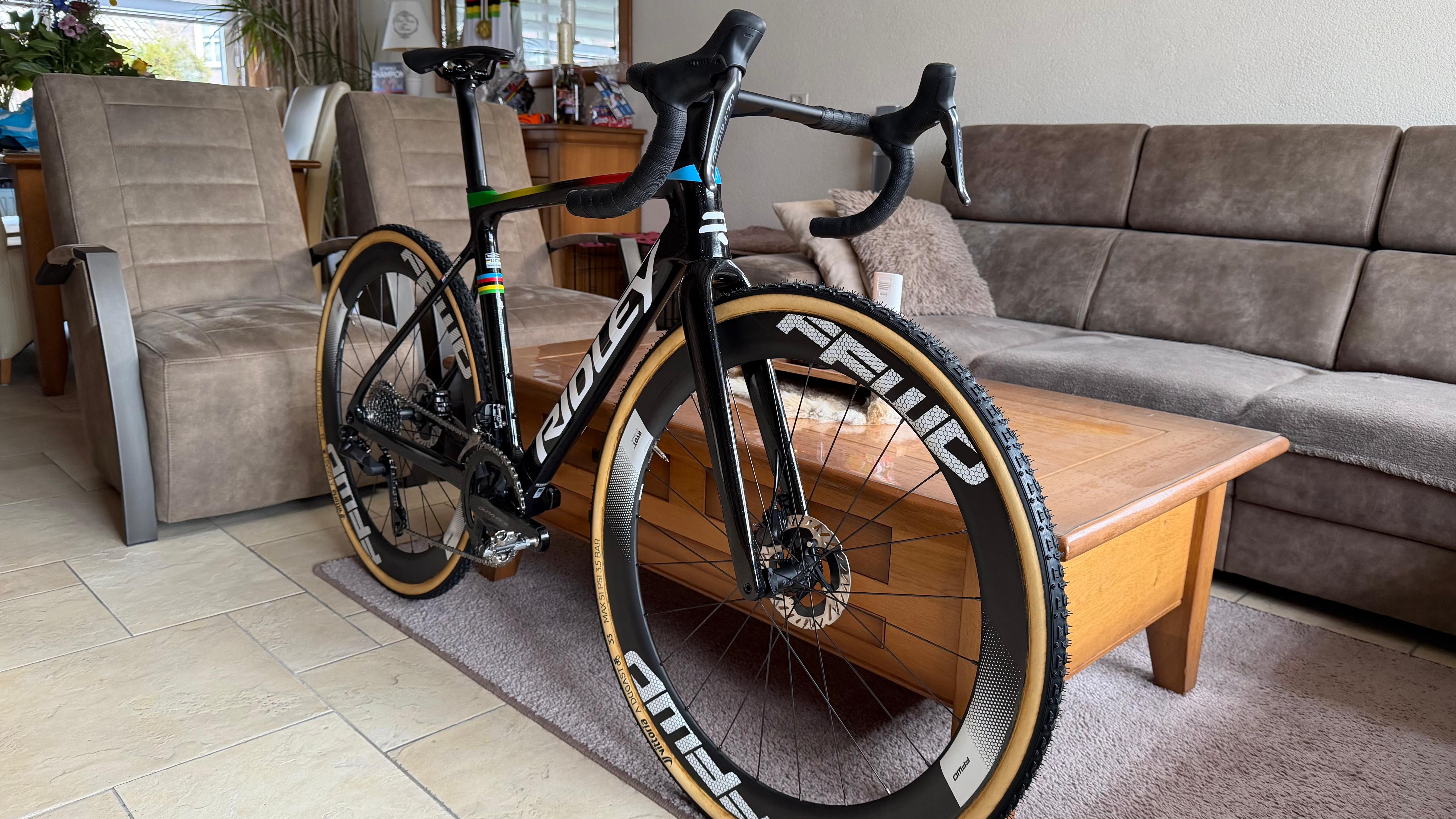 Delano heeft de regenboogfiets ontvangen, waarop hij gaat koersen.