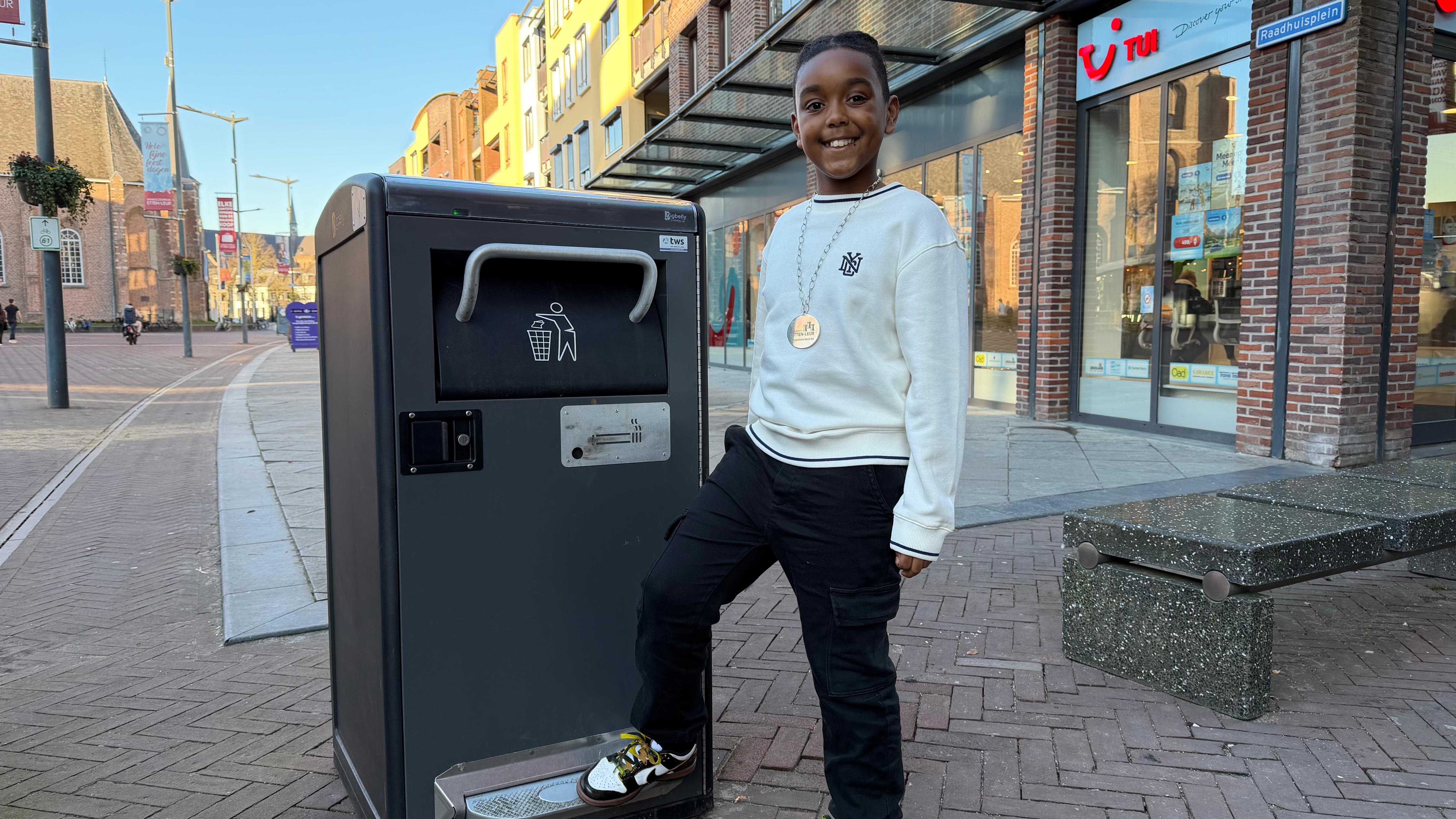 Mede dankzij jeugdburgemeester Jaëdhan heeft Etten-Leur nieuwe afvalcontainers