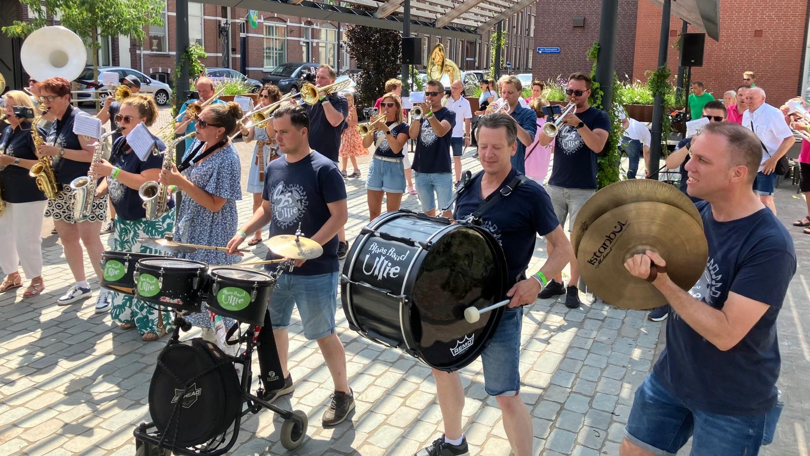 BB Ullie treedt buiten carnaval ook het hele jaar op.
