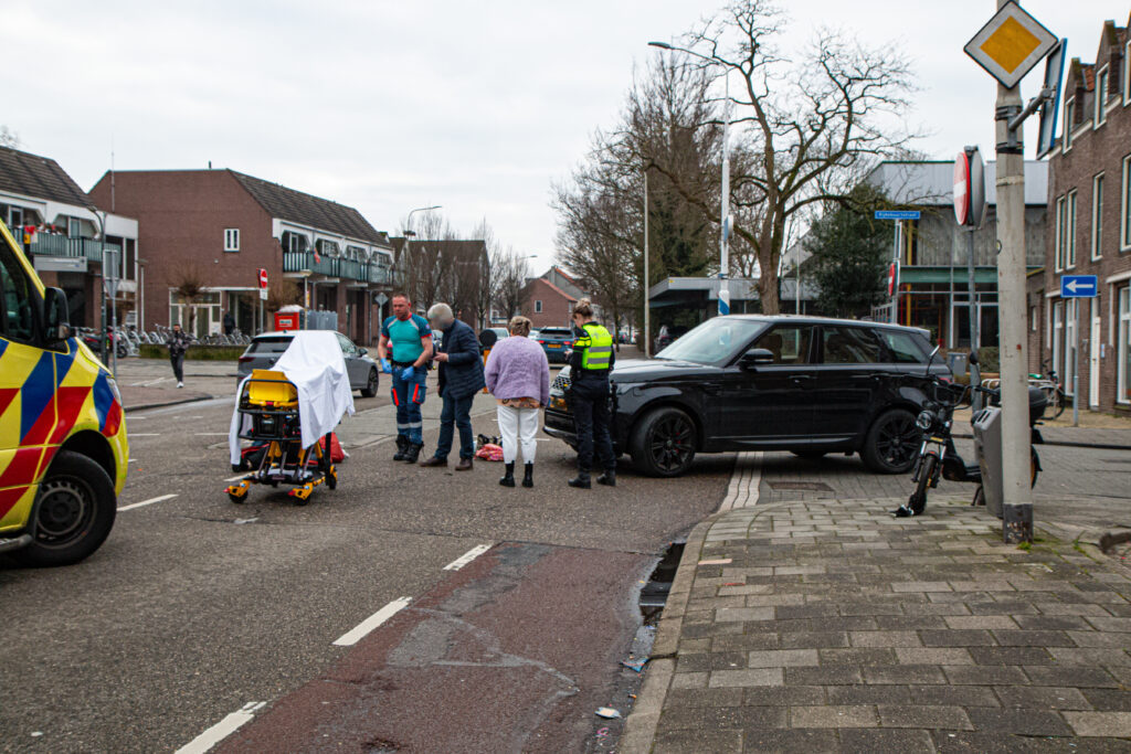 Vrouw op snorfiets gewond na botsing met auto