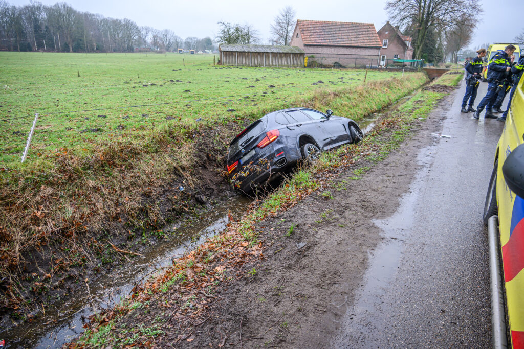 Auto belandt in sloot op Molendreef in Schijf