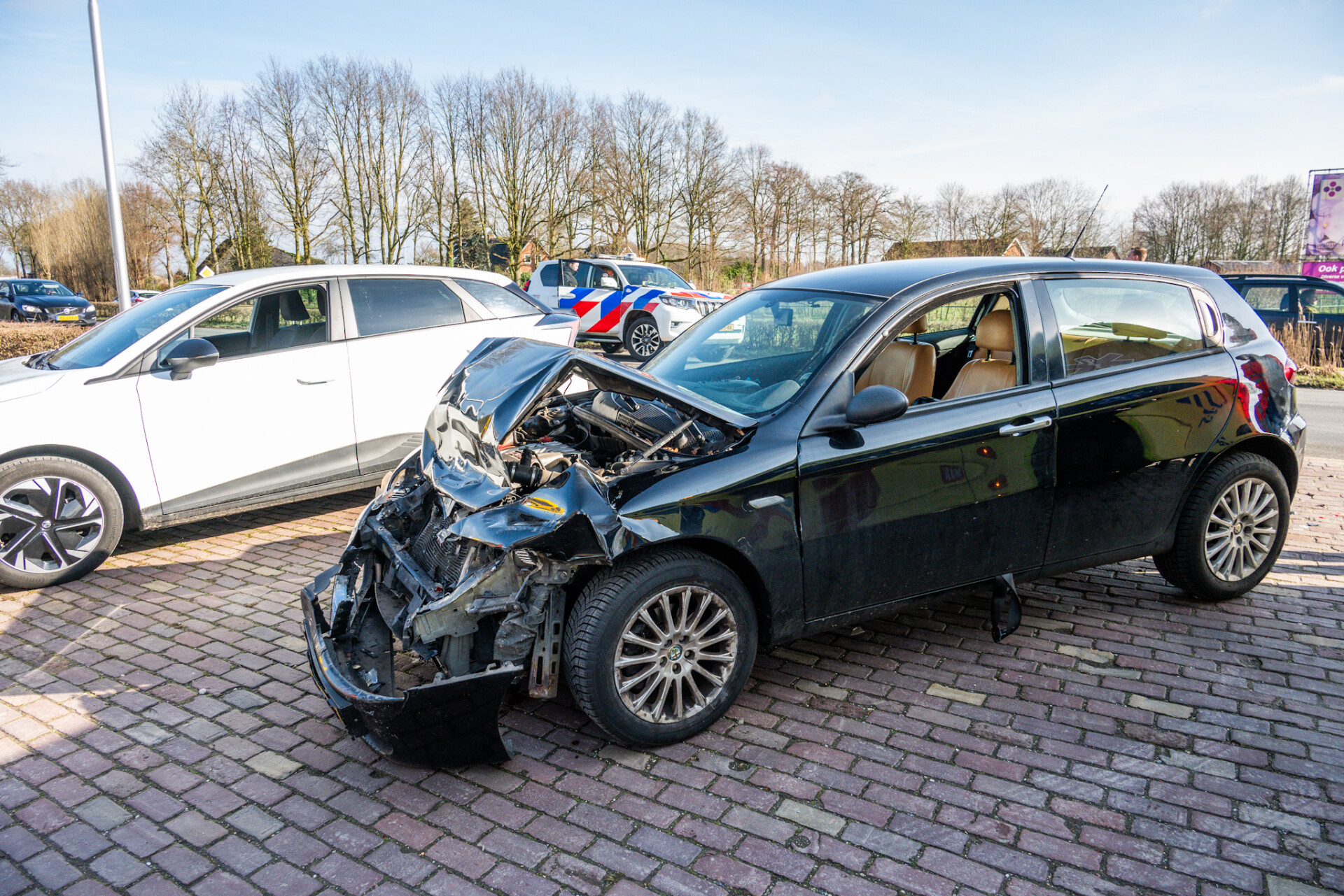 Botsing met twee auto’s in Klein Zundert, ernstige blikschade