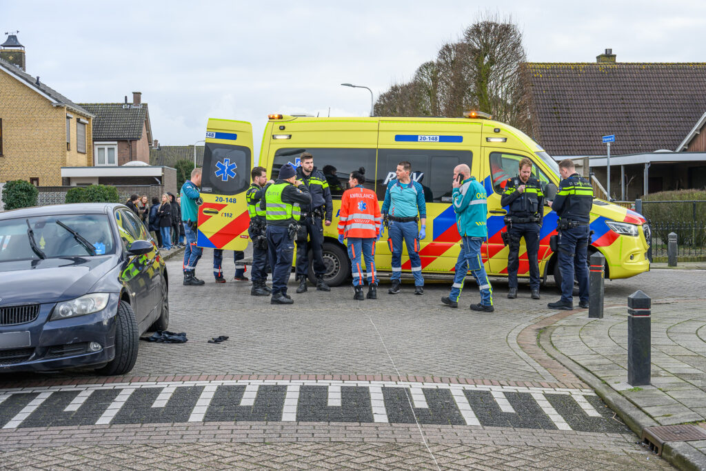 Fietser raakt zwaargewond na botsing met auto