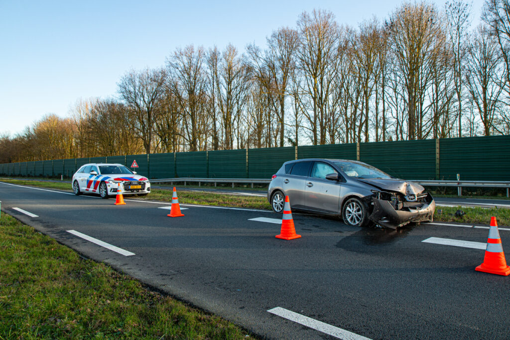 Auto knalt tegen verkeersbord, bestuurder naar ziekenhuis