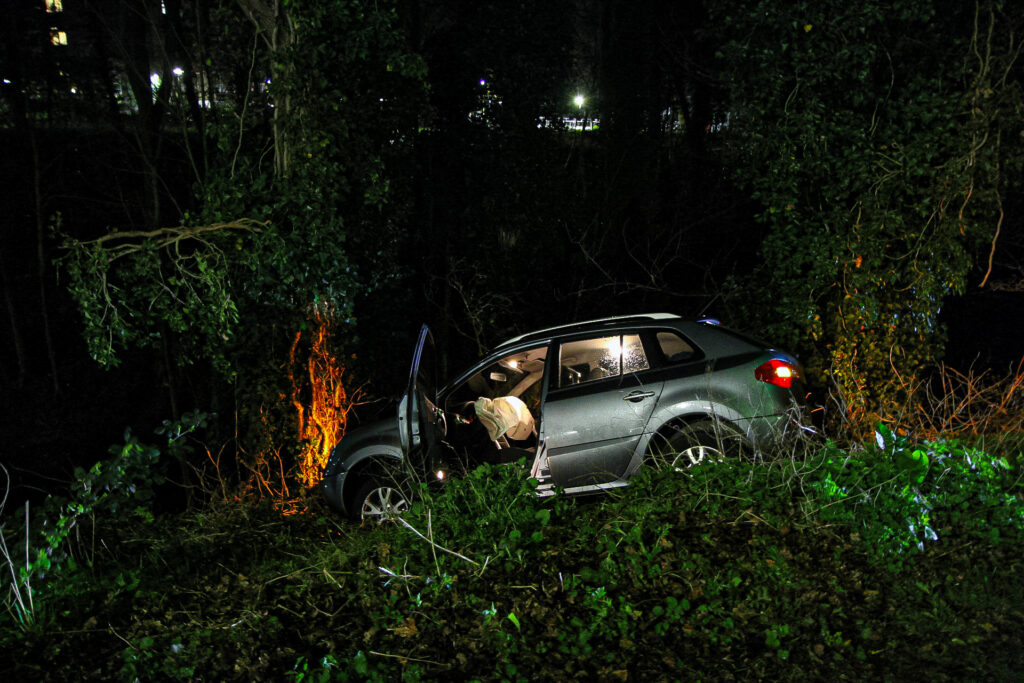 Automobilist raakt van de weg en komt in De Zoom tot stilstand