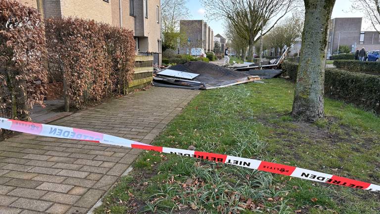 Wind sleurt dak en zonnepanelen van huizen in Roosendaal: ‘Het leek wel een film’