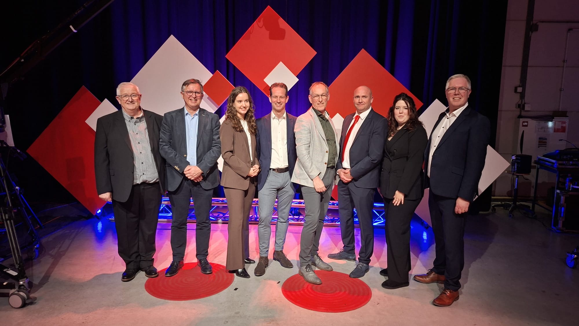 Nieuwsanalyse - Nobelaer geen bodemloze put, maar: 'Waar draait u dán uw campagnefilmpjes?