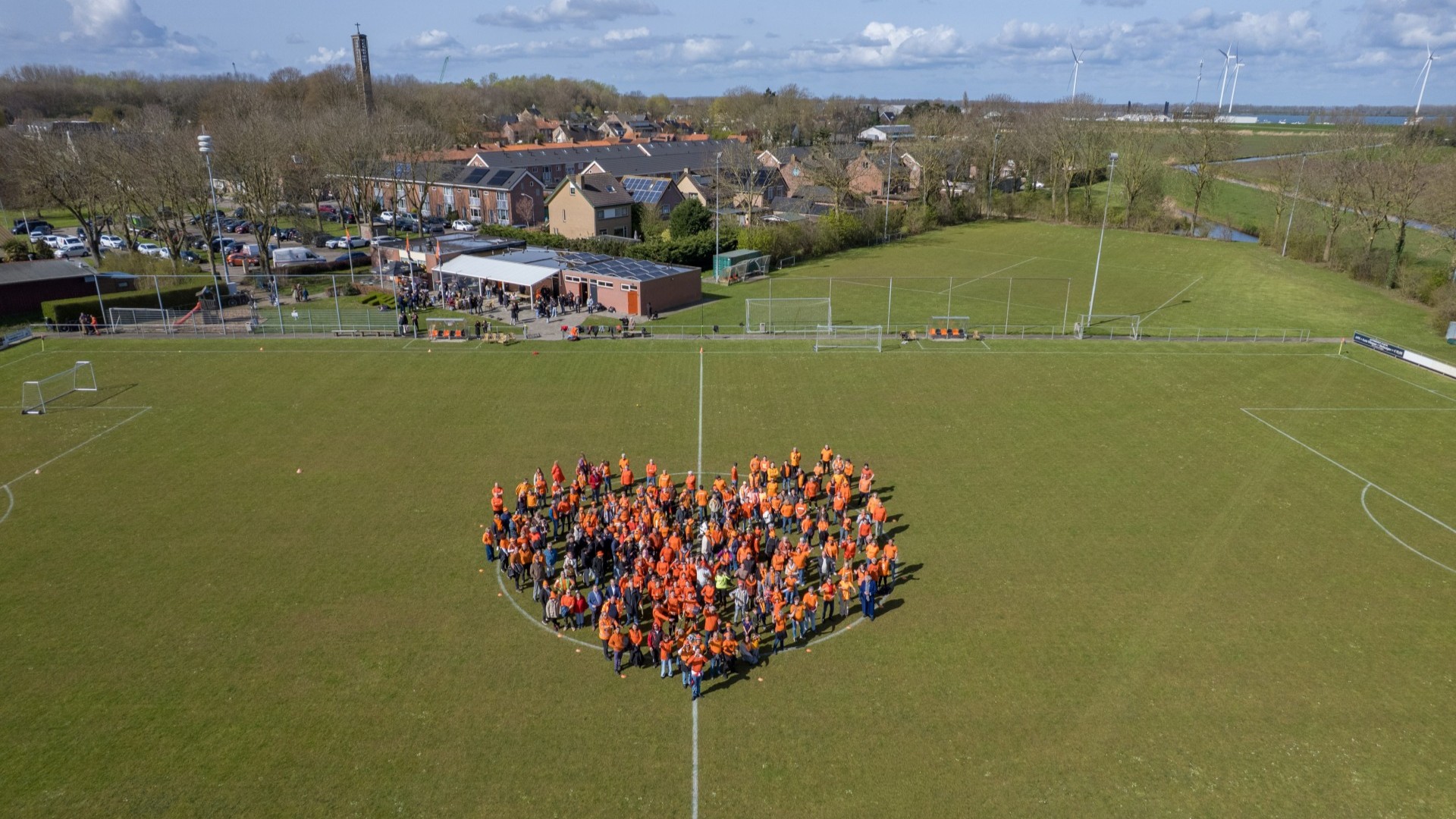 Inwoners Moerdijk laten zien waar het hart vol van is: ‘Willen hier niet weg!’