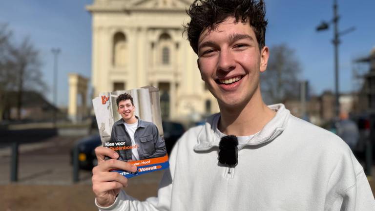 Bram (16) viert VVD-zege, maar moest op tijd naar huis voor proefwerk