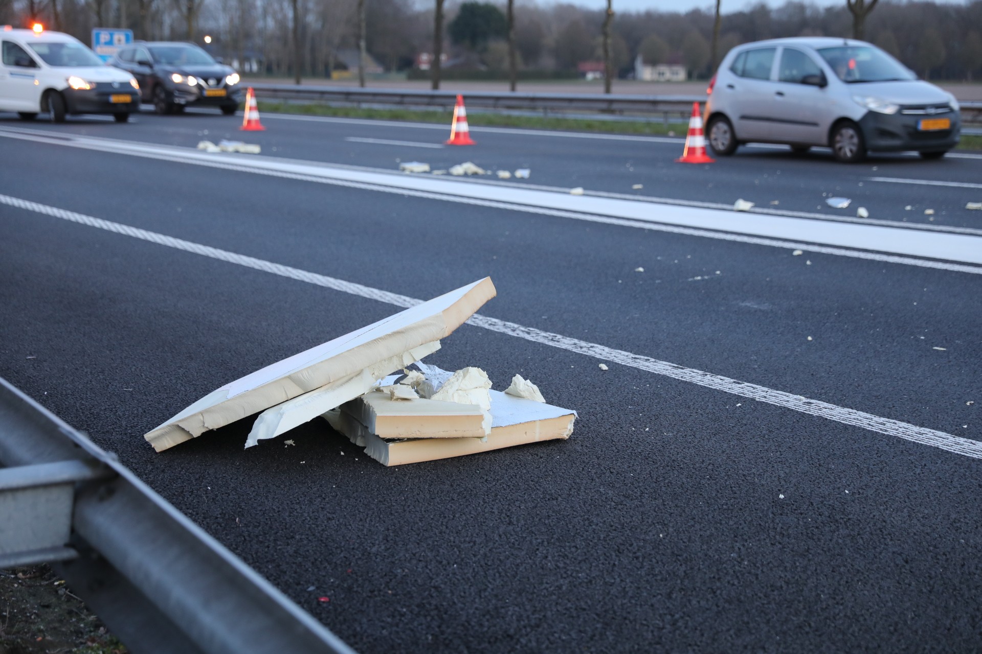 File op A58 richting Roosendaal door isolatiemateriaal op de weg