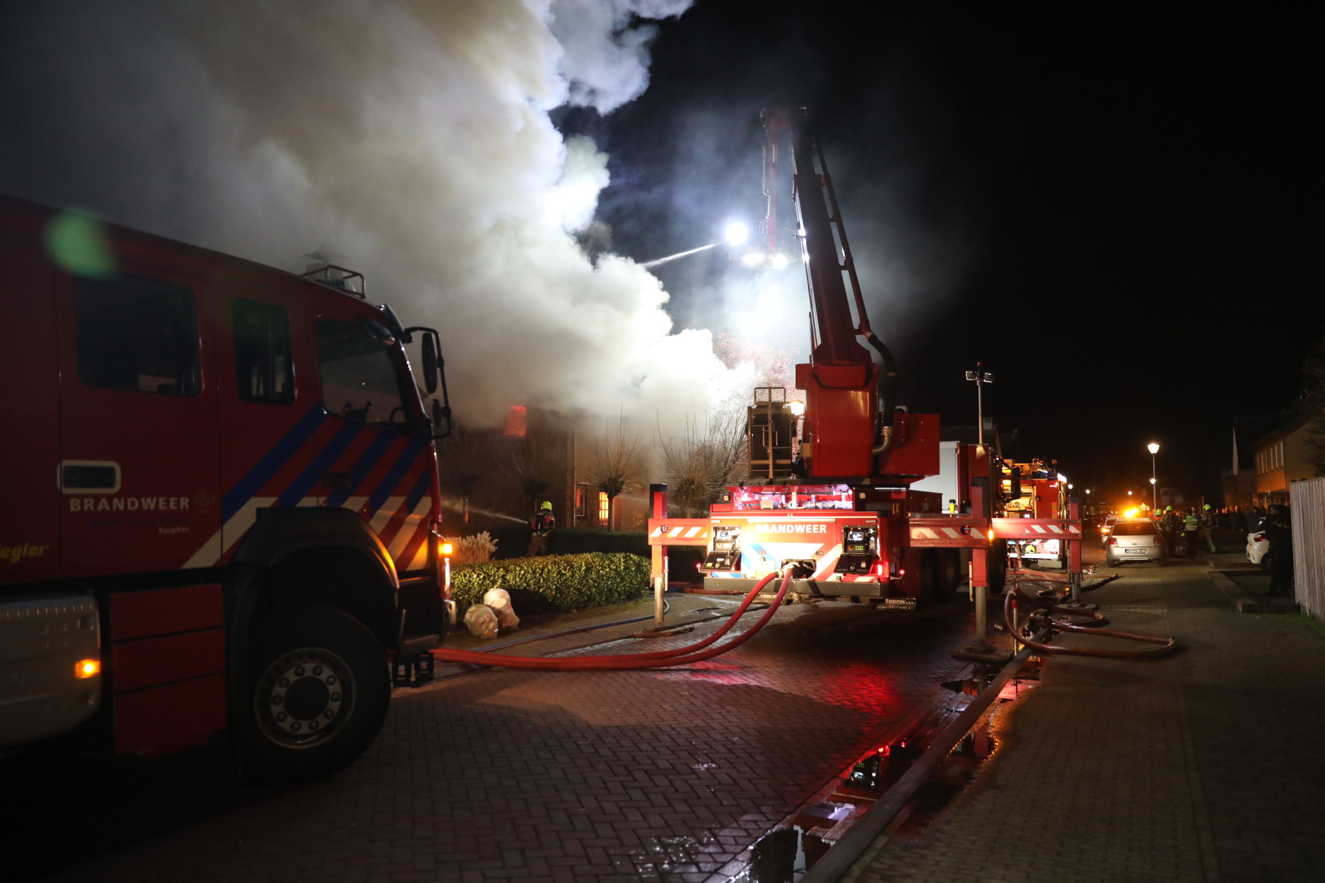 Grote uitslaande brand verwoest woning in Achtmaal