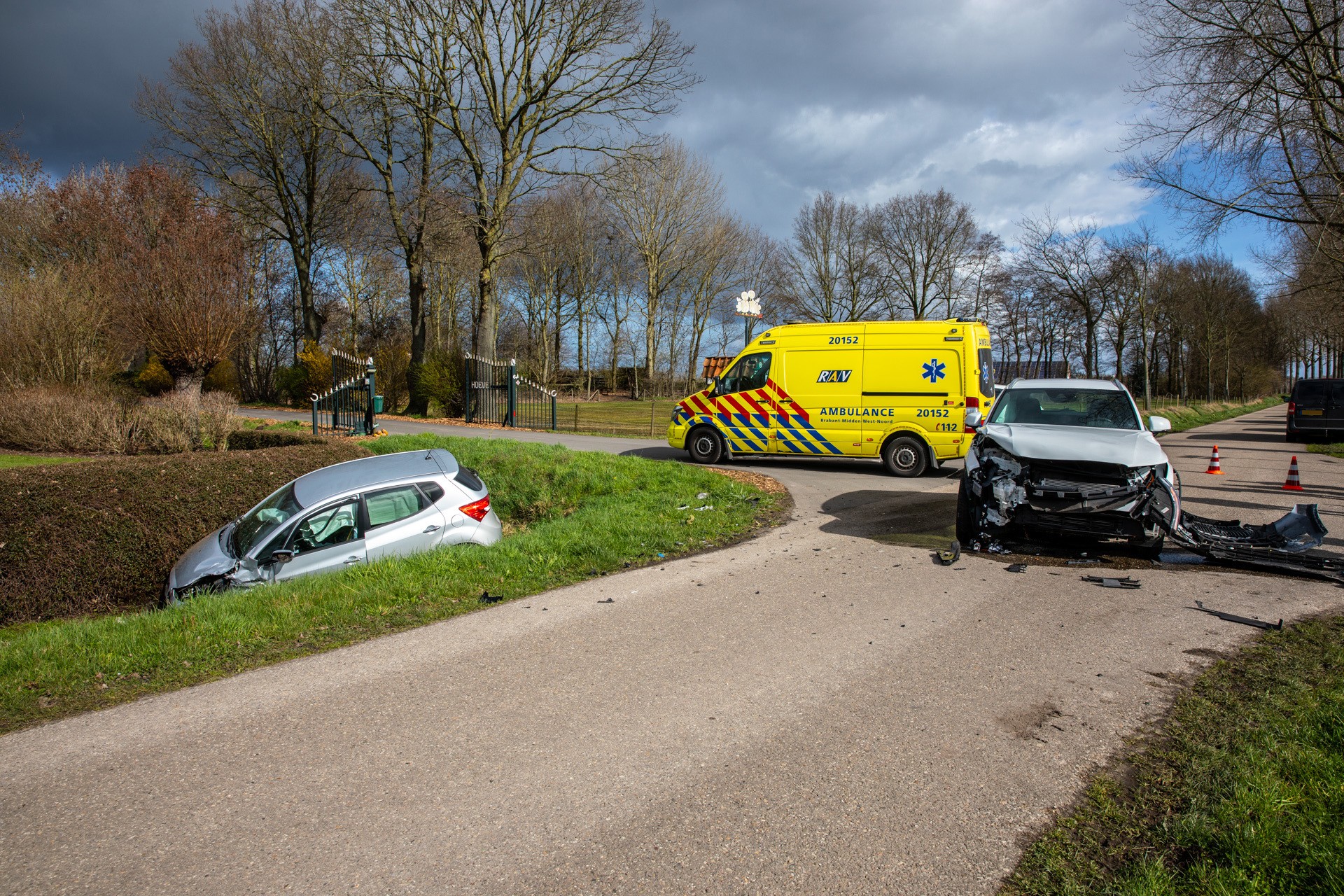 Auto belandt in sloot na botsing op kruising in Oud Gastel