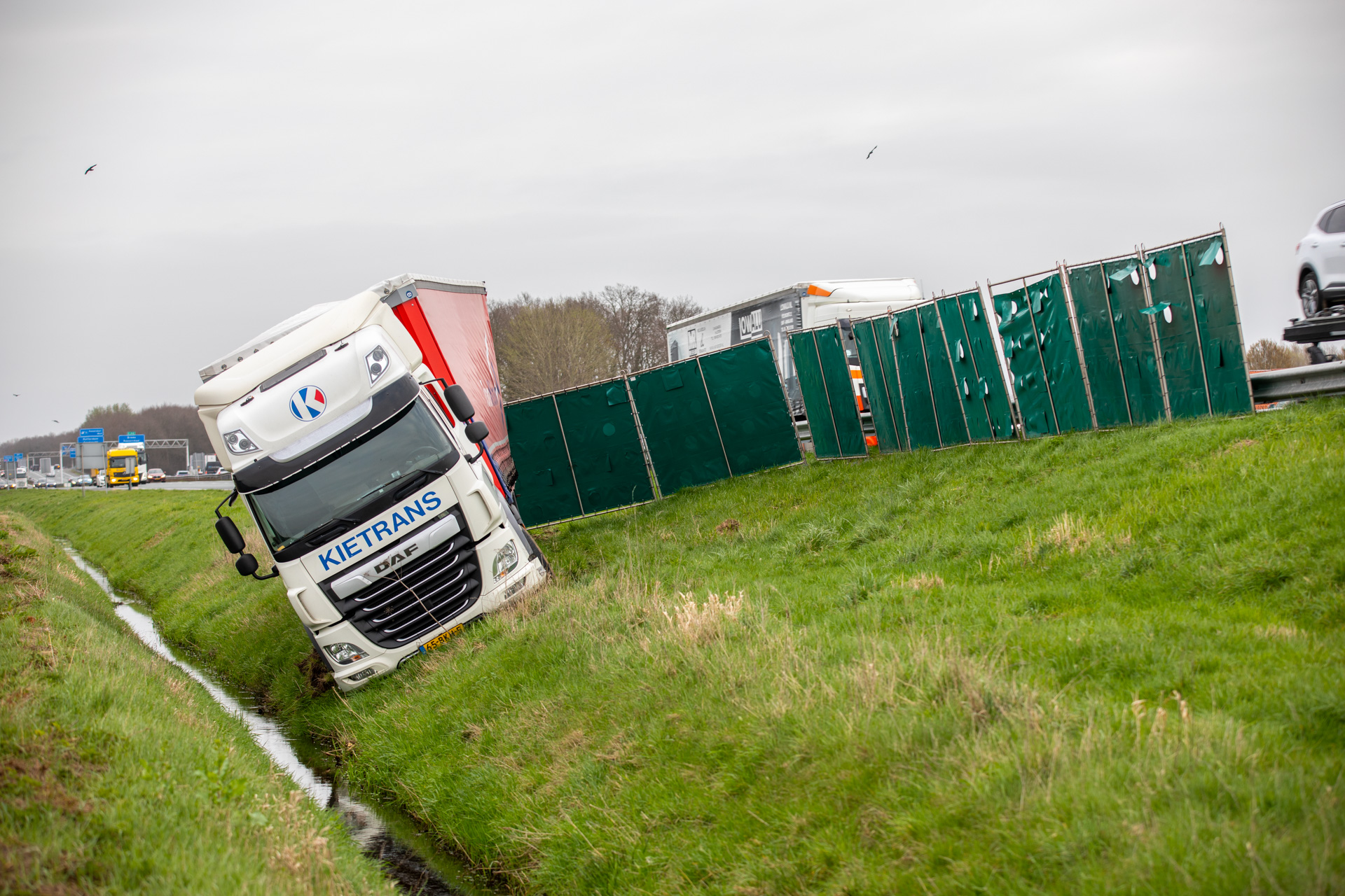 Vrachtwagen van weg geraakt op A58 bij Roosendaal