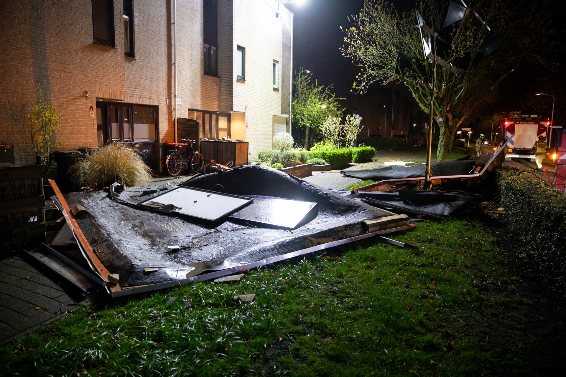 Harde wind rukt dak van huizen aan Kastanjeberg in Roosendaal