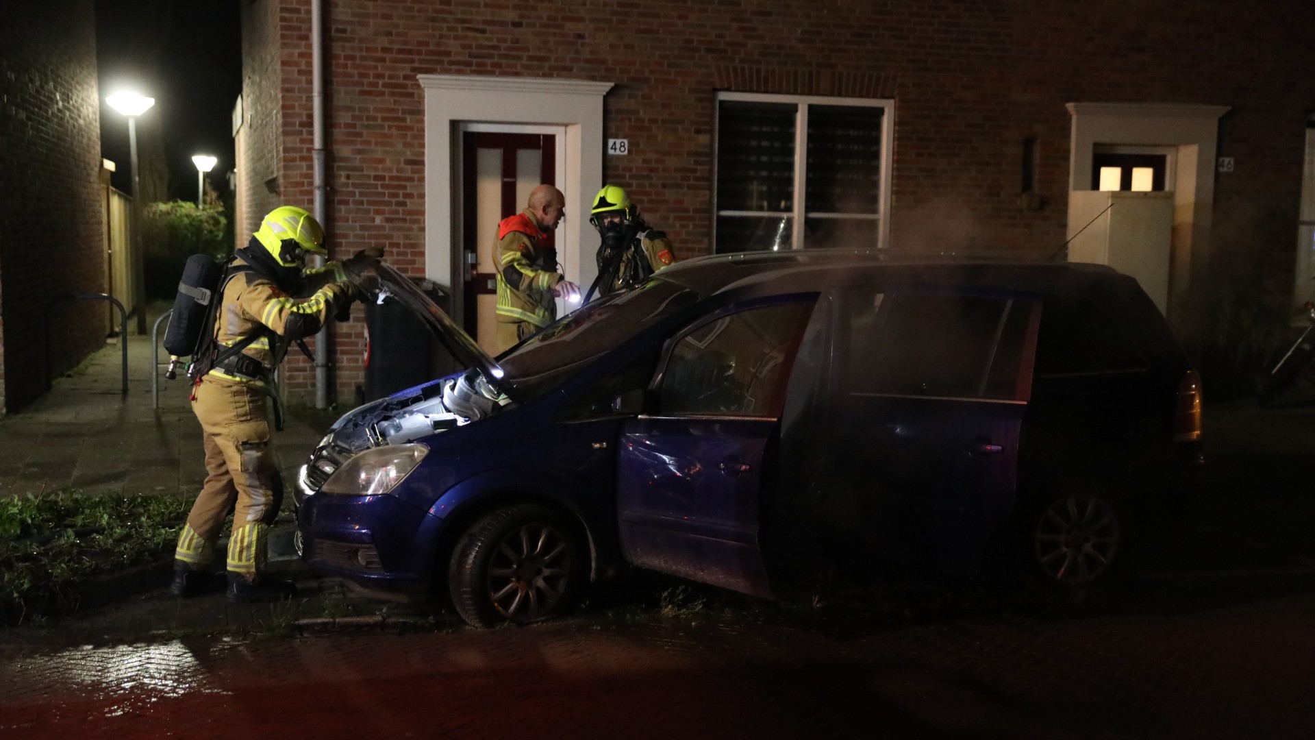 Vermoedelijke brand­stichting bij felle autobrand in Roosendaal