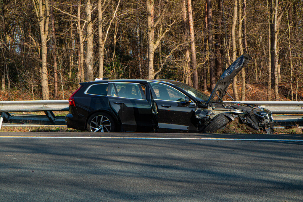 Forse schade na botsing tussen twee auto’s op snelweg