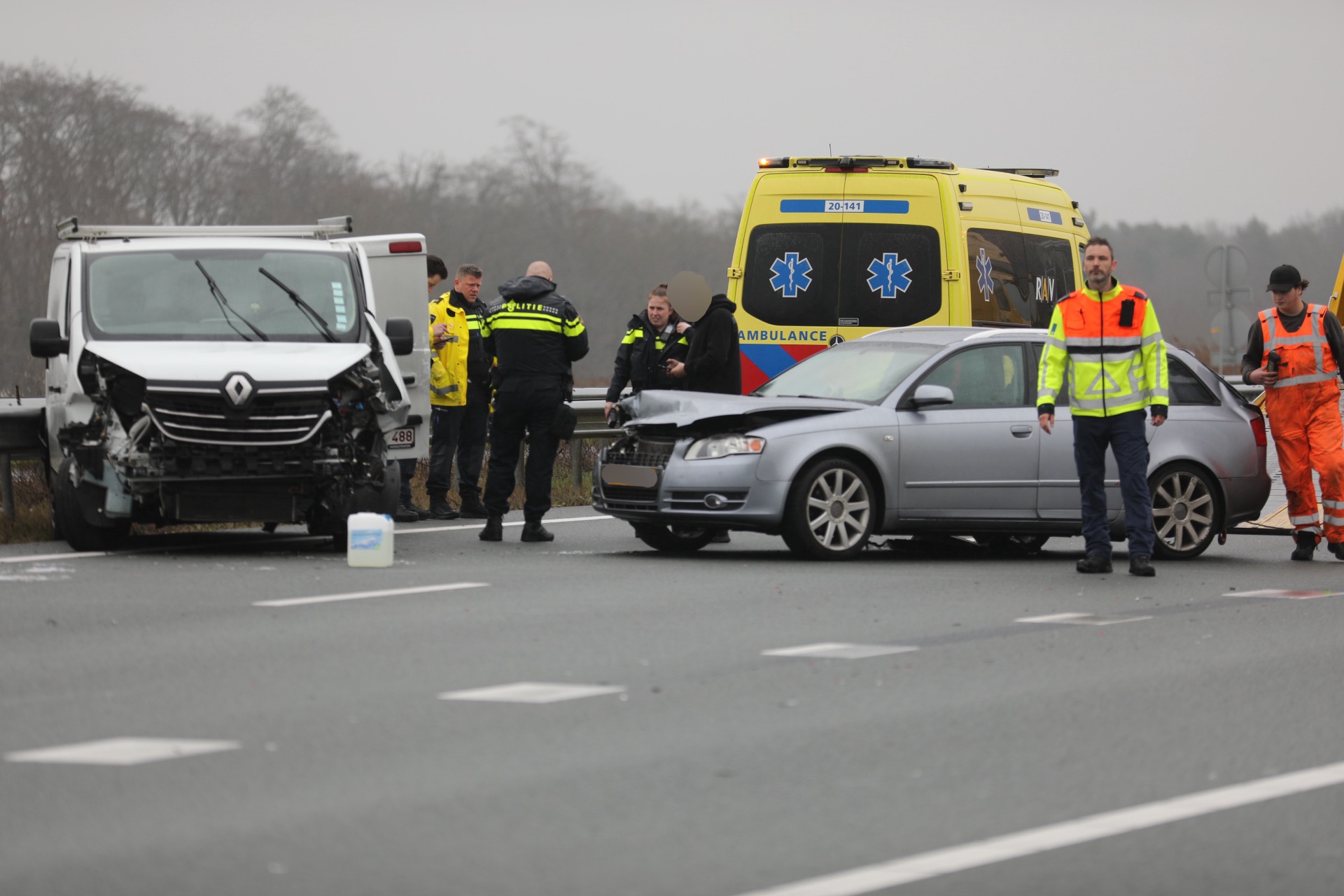 Rijstrook dicht na botsing tussen auto en bedrijfswagen op A4.