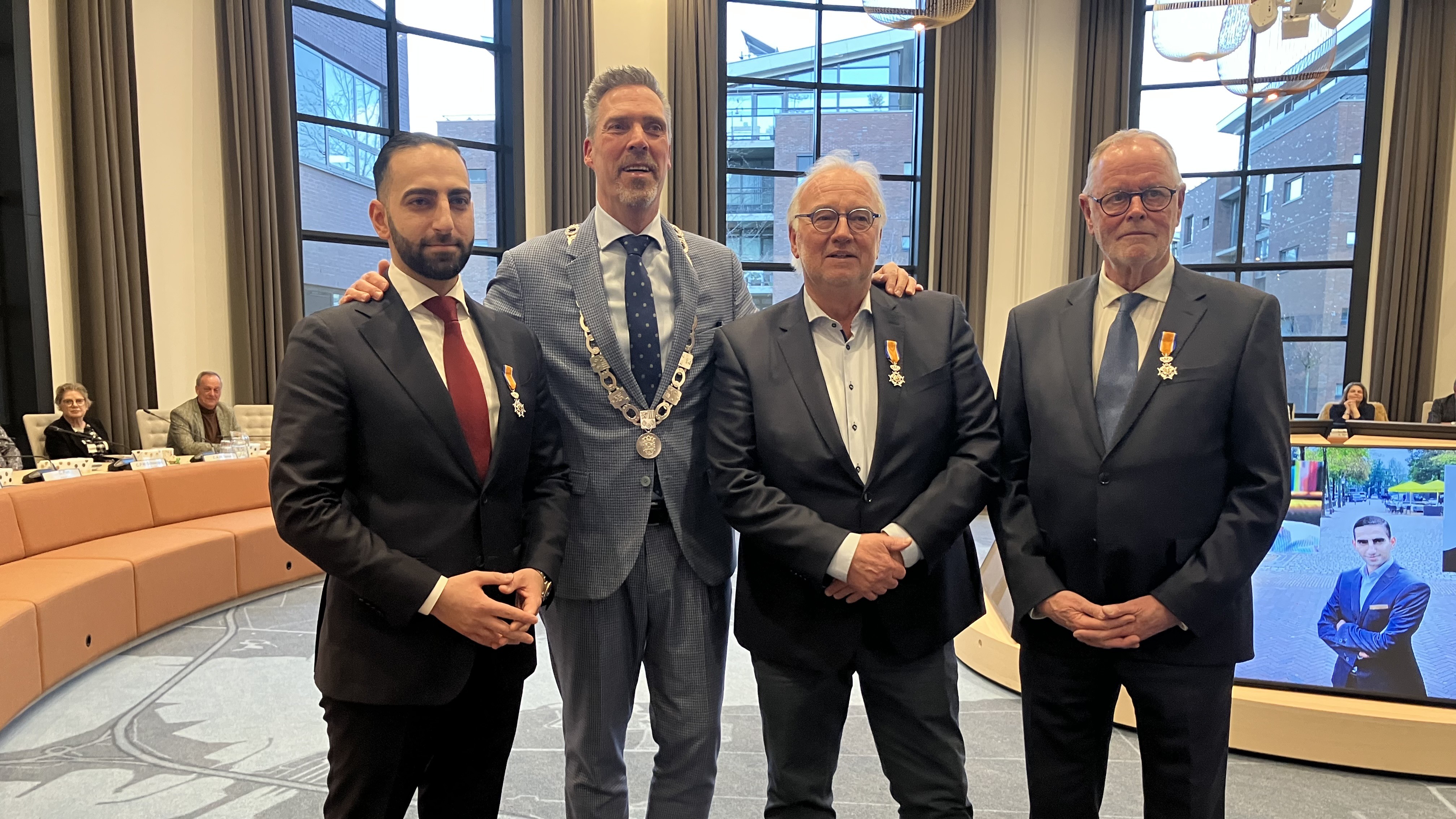 Drie Koninklijke onderscheidingen voor raadsleden Moerdijk, ook tien erespelden overhandigd