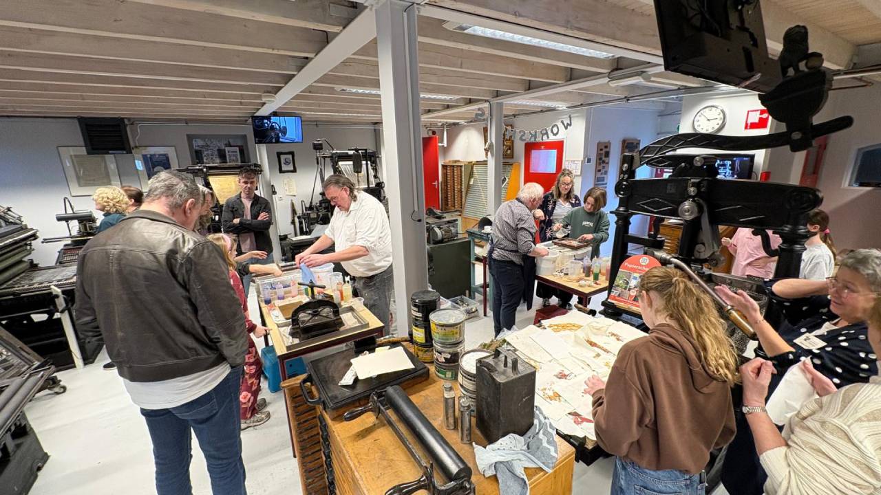 Bezoekers leren eeuwenoud ambacht papierscheppen in Drukkerij Museum Etten-Leur