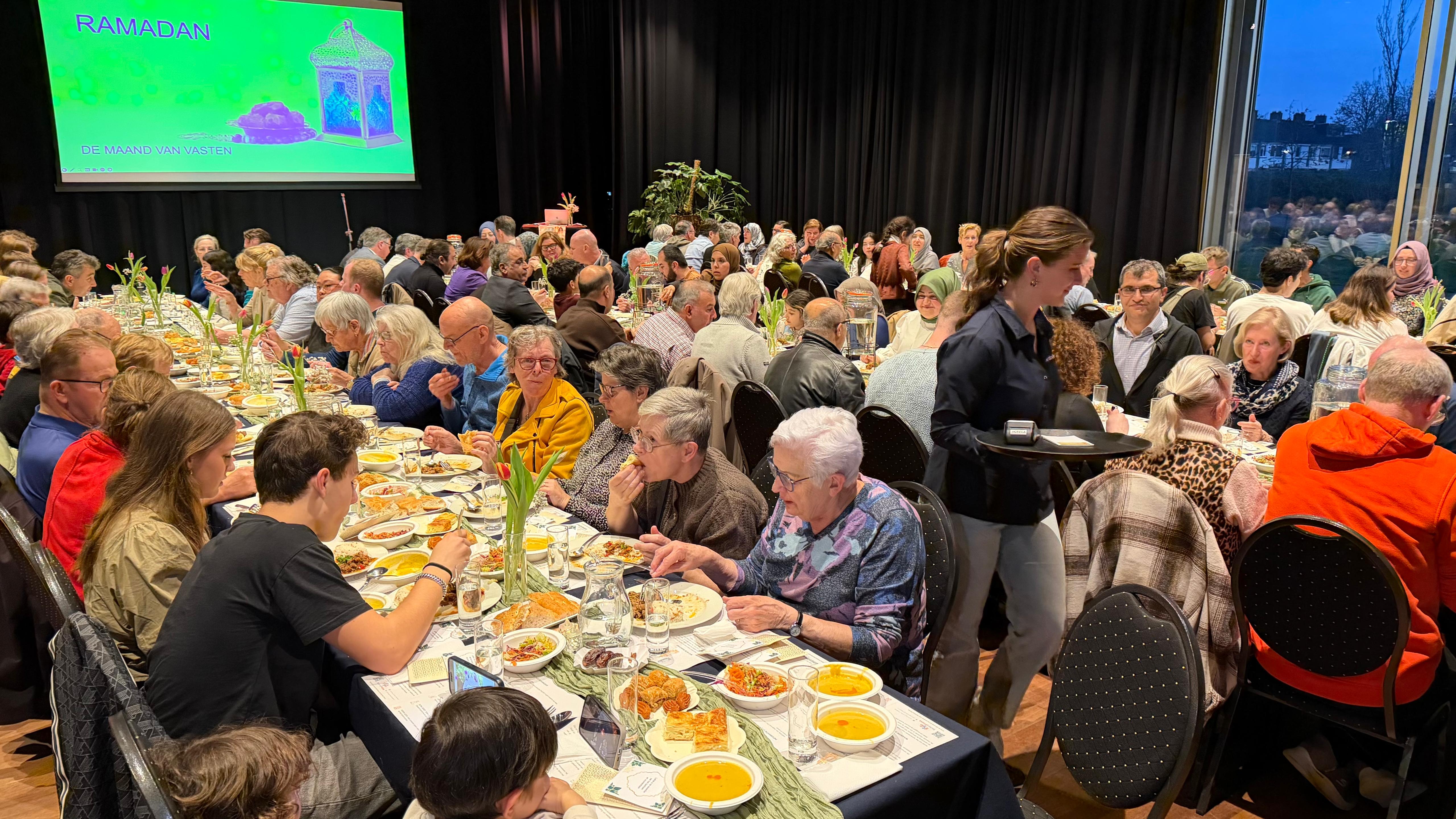 Verschillende culturen komen samen bij de iftar in Etten-Leur