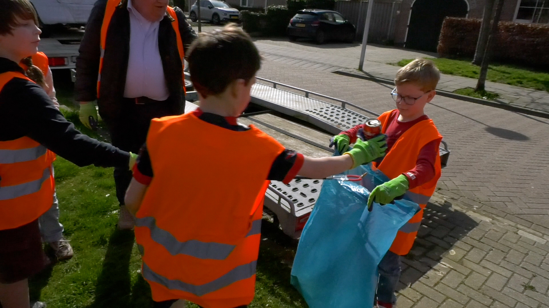 Leerlingen van Basisschool De Zonneberg in Kruisland hebben hun wijk een stukje schoner gemaakt.