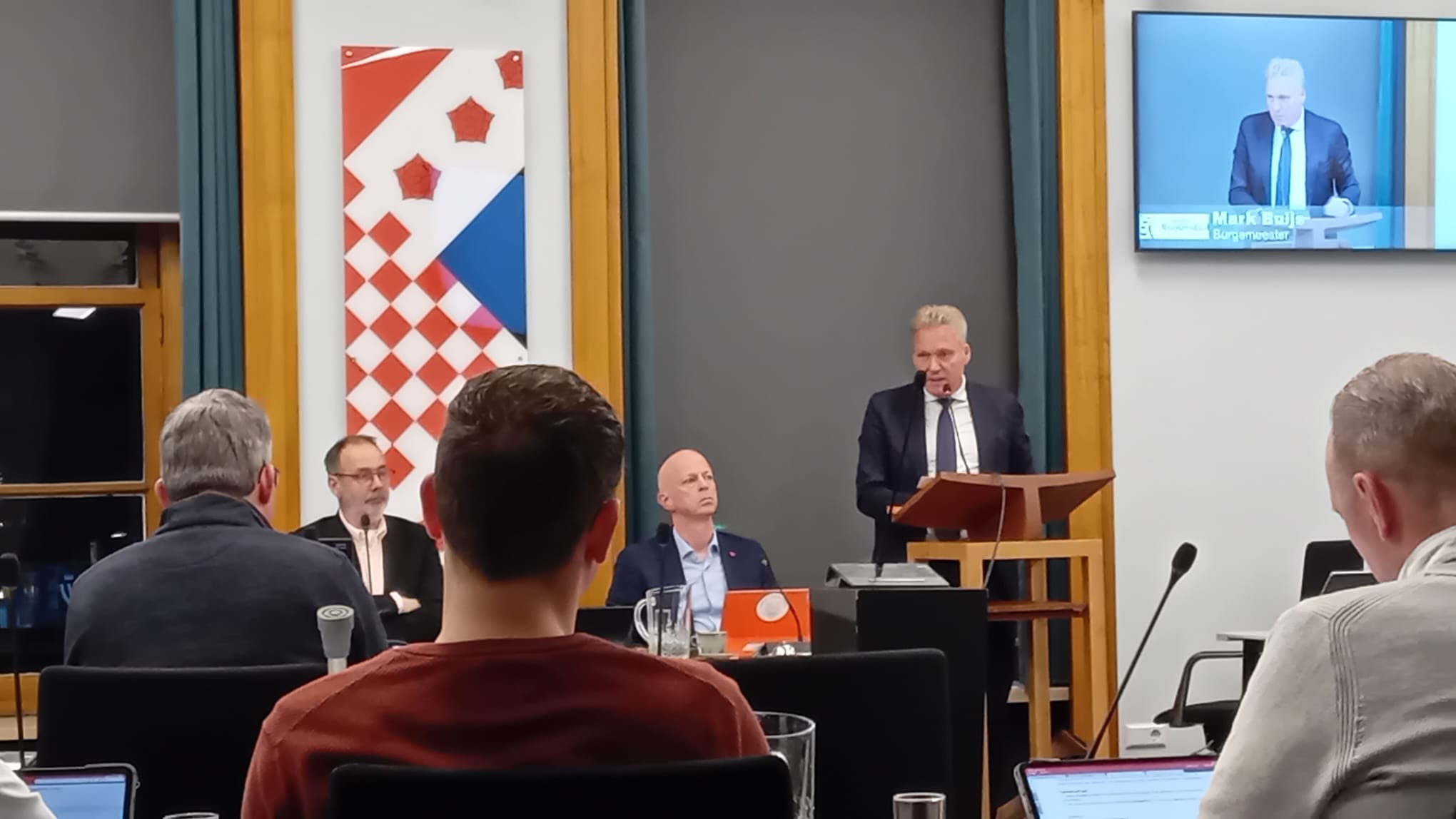 Gemeenteraad unaniem achter sanctie voor raadslid De Backer na lekken onderzoeken